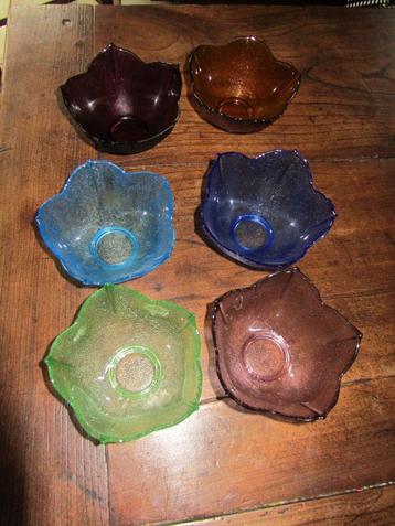 6 petites coupelles de couleur neuves beschikbaar voor biedingen