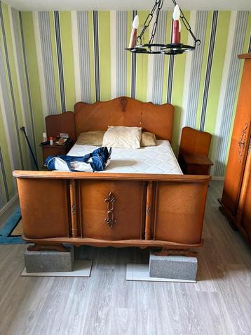 Gebogen slaapkamer beschikbaar voor biedingen