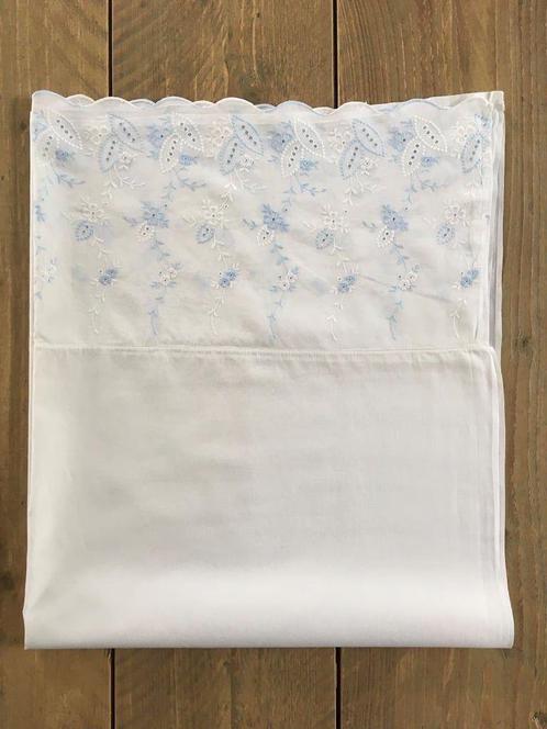 Drap bébé / drap 90 cm (blanc / fleurs bleu clair), Enfants & Bébés, Couvertures, Sacs de couchage & Produits pour emmailloter