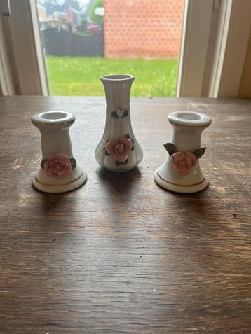 Set van 2 kandelaartjes + 1 vaasje in porselein beschikbaar voor biedingen
