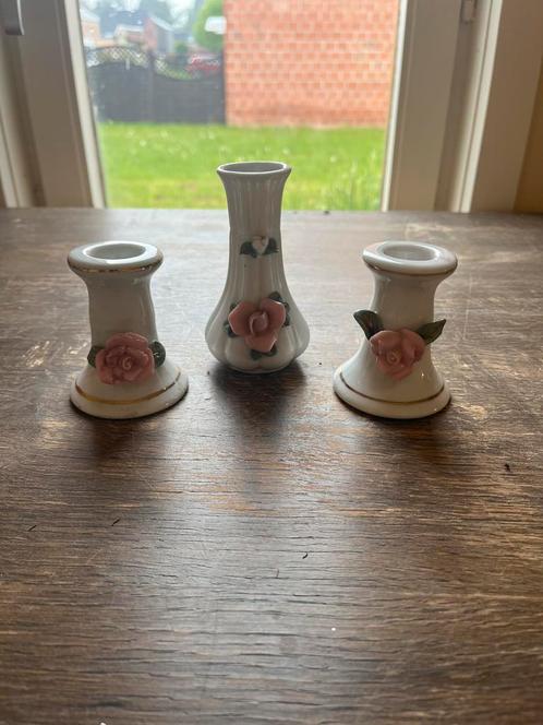 Set van 2 kandelaartjes + 1 vaasje in porselein, Antiek en Kunst, Antiek | Vazen, Ophalen of Verzenden