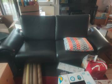 Zwartlederen salonzetels 2 pets en 3 pers beschikbaar voor biedingen
