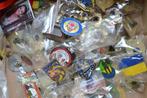 carnaval pins en speldjes 100st verschillende, Collections, Broches, Pins & Badges, Enlèvement ou Envoi, Neuf