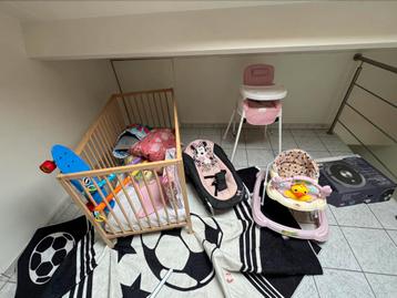Baby Bed, eetzitje, wipstoel, loopstoel beschikbaar voor biedingen
