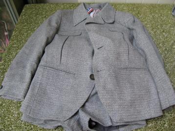 joli costume gris fait main pour enfant 122-128  disponible aux enchères