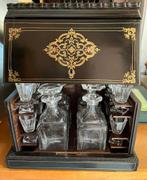 Cave à liqueurs, Enlèvement