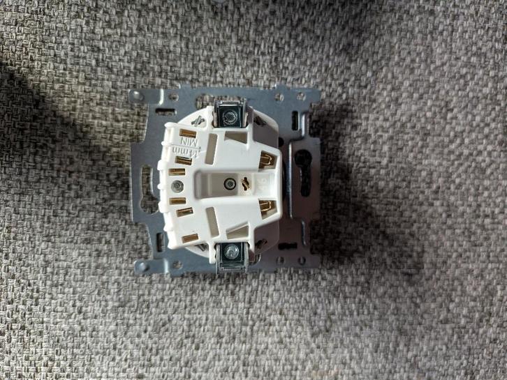 12 prises Niko avec broche de mise à la terre, Bricolage & Construction, Électricité & Câbles, Neuf, Interrupteur, Interrupteur