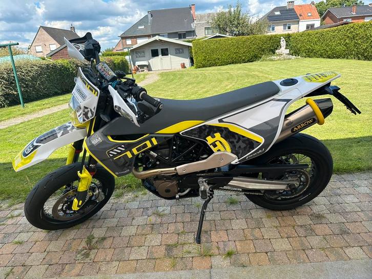 Husqvarna 701sm nieuwstaat met 2300km, Fietsen en Brommers, Brommers | Derbi, Zo goed als nieuw, Ophalen