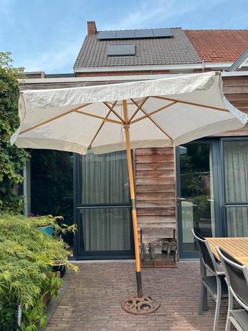 Parasol met gietijzeren voet beschikbaar voor biedingen