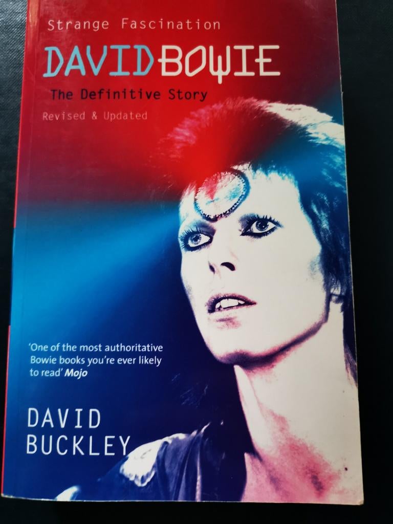 David Bowie - Strange Fascination the definitive story, Verzamelen, Muziek, Artiesten en Beroemdheden, Gebruikt, Boek, Tijdschrift of Artikel