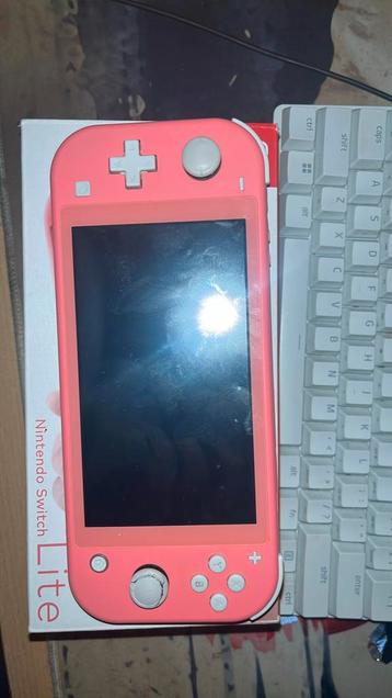 Nintendo switch lite (enkele schade) + games (kan apart) beschikbaar voor biedingen