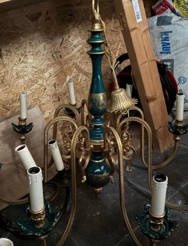 Goudkleurige 8-delige kroonluchter met bloemvormige kappen, Huis en Inrichting, Lampen | Kroonluchters, Gebruikt, Overige materialen