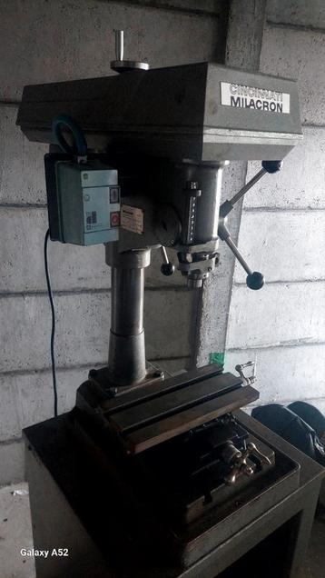 Freesbank kolomboormachine milacron, Enlèvement