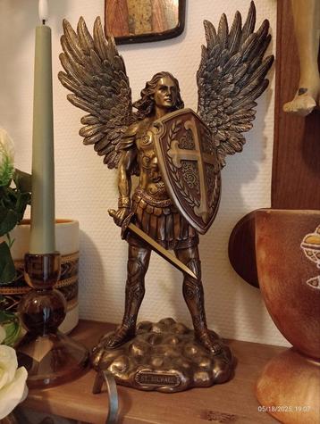 Bronzen harsbeeld van Sint Aartsengel Michael  beschikbaar voor biedingen