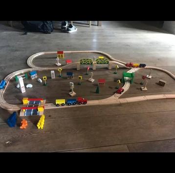2 sets houten treinen beschikbaar voor biedingen