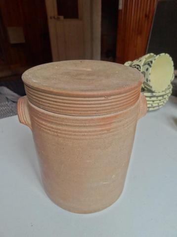 franse rechte dekselpot van gres, H ca 16 cm. diameter 13 cm beschikbaar voor biedingen