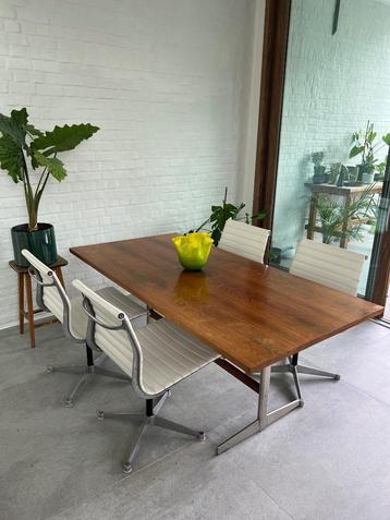 Vintage tafel uit de jaren ’70 – Design Pastoee beschikbaar voor biedingen