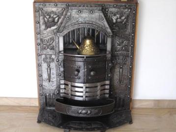 Antieke Smeedijzeren Sierkachel beschikbaar voor biedingen