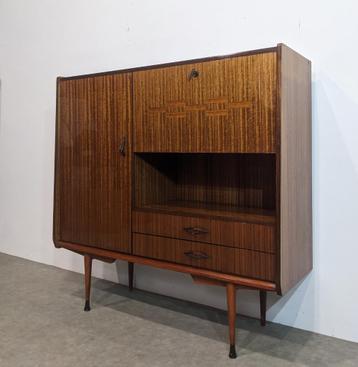 Buffet haut mid-century moderne beschikbaar voor biedingen