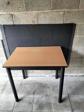  Zeer sterke tafel met metalen onderstel beschikbaar voor biedingen