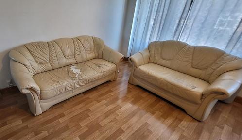 ⚠️ Om weg te geven ⚠️ 2 leren banken (3 stoelen + 2 stoelen), Huis en Inrichting, Zetels | Complete zithoeken, Zo goed als nieuw