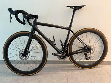Specialized Aethos met Roval CLX-wielen ea upgrades beschikbaar voor biedingen