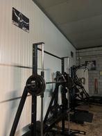 Smith machine van het merk gym80 met bankje en schijven, Sport en Fitness, Ophalen of Verzenden