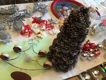 Kerstboom dennenappels kerstkrans  beschikbaar voor biedingen