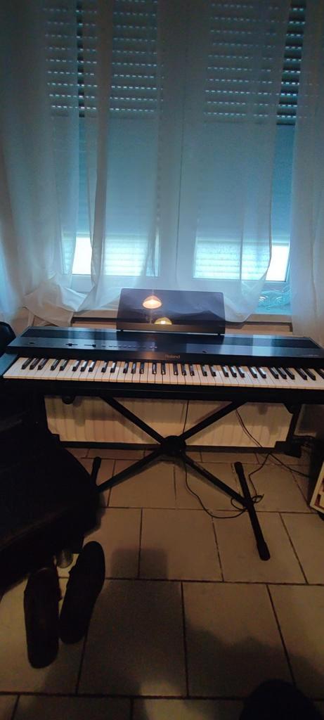 PIANO SYNTHE, de marque ROLAND KR33, Muziek en Instrumenten, Synthesizers, Zo goed als nieuw, Roland, Ophalen