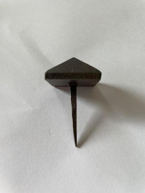 Smeedijzer nagel 25 x 25 mm piramidekop tin effect, Antiquités & Art, Antiquités | Meubles | Armoires, Enlèvement ou Envoi