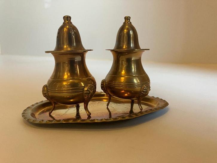 Decoratief Messing Peper en zoutvatje op dienblad ., Antiek en Kunst, Antiek | Servies compleet, Verzenden