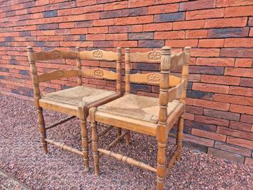 Vintage stoelen beschikbaar voor biedingen