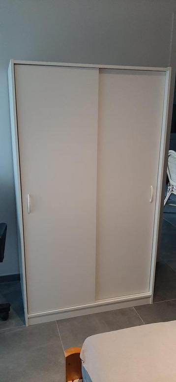 Witte kast beschikbaar voor biedingen