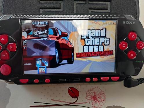 Met vele games op. Werkt enkel met kabel en geeft stutingspr, Games en Spelcomputers, Spelcomputers | Sony PSP, Gebruikt, PSP