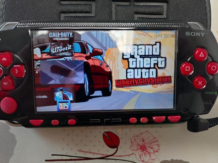 Met vele games op. Werkt enkel met kabel en geeft stuiringsp, Games en Spelcomputers, Spelcomputers | Sony PSP, Gebruikt, PSP