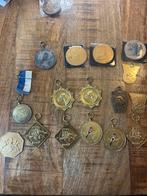 Groot lot dieren onderscheidingen en medailles ! 1950/1960, Postzegels en Munten, Penningen en Medailles, Ophalen of Verzenden