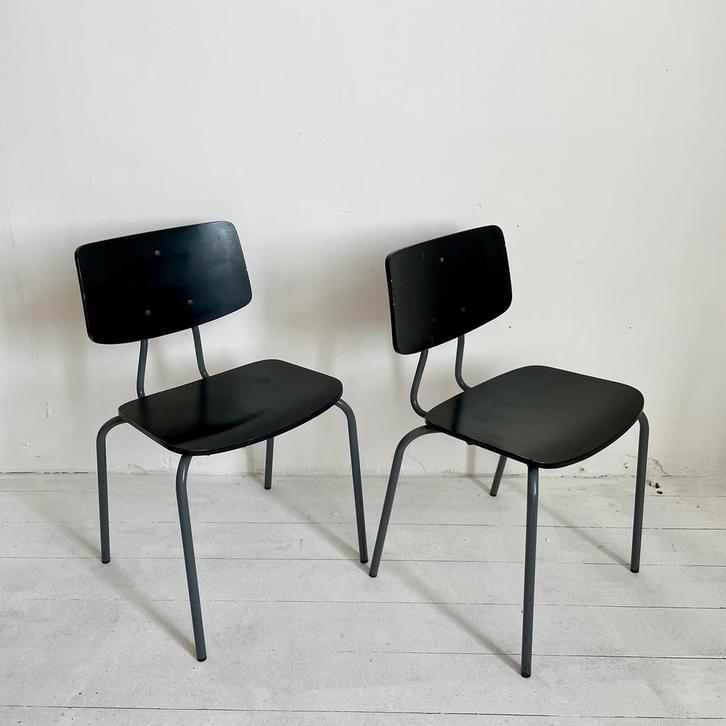 Deense eetkamerstoelen. Vintage. Zwart gebeitst hout, Huis en Inrichting, Stoelen, Gebruikt, Twee, Hout, Metaal, Zwart, Ophalen