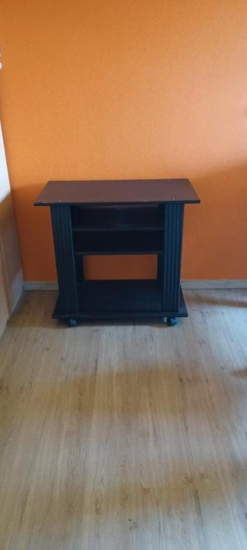 tvmeubel op wieltjes beschikbaar voor biedingen