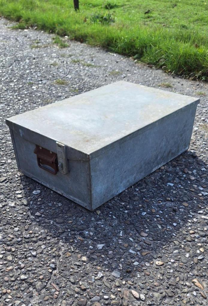 Metalen afsluitbare opbergkist, zwaar en super degelijk, Doe-het-zelf en Bouw, Kratten en Dozen, Gebruikt, Bak of Kist, 50 tot 75 cm