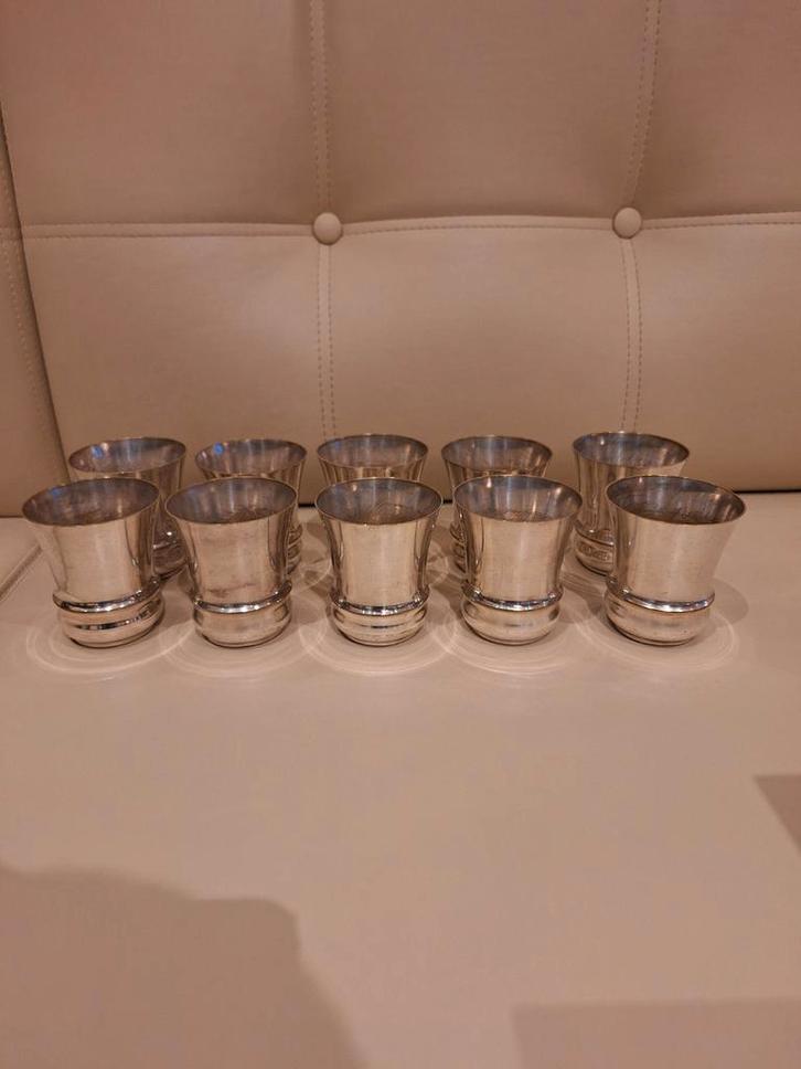 10 tasses en métal argenté, Antiquités & Art, Antiquités | Argent & Or, Enlèvement ou Envoi