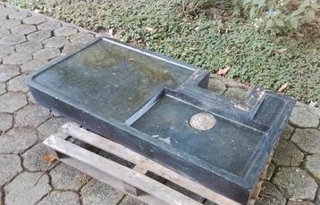 Oude afwasbak in blauwsteen beschikbaar voor biedingen