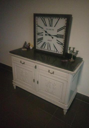 Antiek comode kastje met twee schuiven en 2 platen marmer beschikbaar voor biedingen