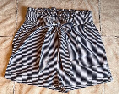Gestreepte high waist short van Only, Kleding | Dames, Broeken en Pantalons, Zo goed als nieuw, Maat 38/40 (M), Blauw, Kort, Verzenden
