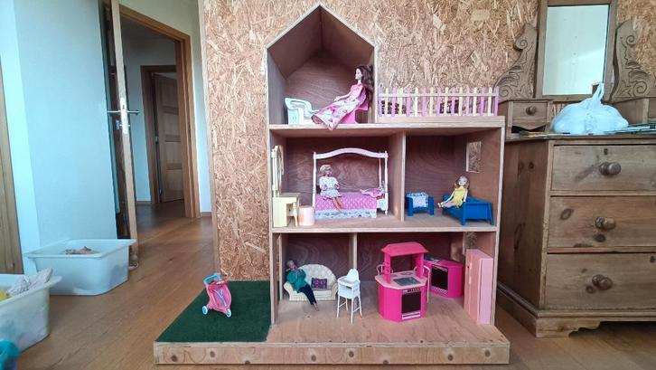 Maison Barbie en bois, Enfants & Bébés, Jouets | Maisons de poupées, Utilisé, Maison de poupées, Enlèvement