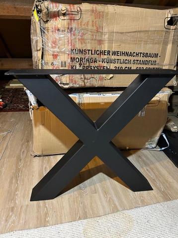 Set zwarte metalen tafelpoten nieuw, nog verpakt in dozen. beschikbaar voor biedingen