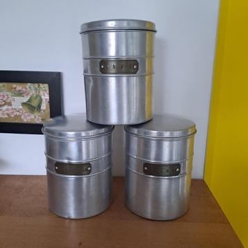 Antieke metalen opbergdozen  beschikbaar voor biedingen