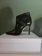 Enkellaarsjes Guess, Enlèvement