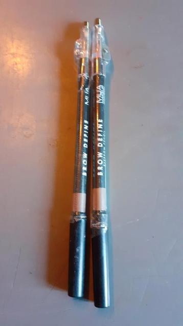 2 crayons brun pour sourcils avec brosse et taille crayon  beschikbaar voor biedingen