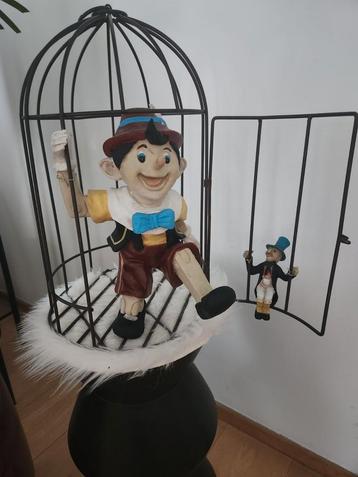Pinokkio in kooi met japie beschikbaar voor biedingen