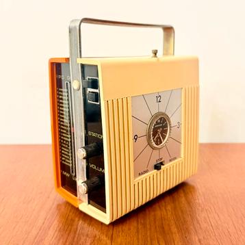 ZELDZAME WEKKERRADIO REELA TAMOURÉ RÉVEIL 1966 VINTAGE RADIO beschikbaar voor biedingen